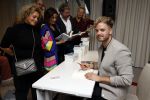 Amsterdam 30 oktober 2021
Boekpresentatie Jim bakkum in hotel Krasnapolsy.
Jim reikt het eerste boek uit aan zijn kinderen. Ook zijn vrouw Bettina Holwerda is natuurlijk aanwezig