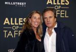 Amsterdam 1 november 2021
Premiere alles op tafel in het deLamar theater.
Joep Sertons met partner