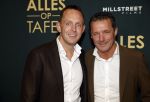 Amsterdam 1 november 2021
Premiere alles op tafel in het deLamar theater.
John de Bever met partner