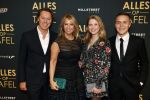 Amsterdam 1 november 2021
Premiere alles op tafel in het deLamar theater.
Linda de Mol met bpartner Jeroen Rietbergen en kinderen Noa Vahle en Julian Vahle