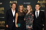 Amsterdam 1 november 2021
Premiere alles op tafel in het deLamar theater.
Linda de Mol met bpartner Jeroen Rietbergen en kinderen Noa Vahle en Julian Vahle