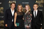 Amsterdam 1 november 2021
Premiere alles op tafel in het deLamar theater.
Linda de Mol met bpartner Jeroen Rietbergen en kinderen Noa Vahle en Julian Vahle
