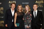 Amsterdam 1 november 2021
Premiere alles op tafel in het deLamar theater.
Linda de Mol met bpartner Jeroen Rietbergen en kinderen Noa Vahle en Julian Vahle