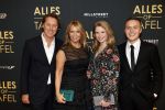 Amsterdam 1 november 2021
Premiere alles op tafel in het deLamar theater.
Linda de Mol met bpartner Jeroen Rietbergen en kinderen Noa Vahle en Julian Vahle