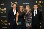 Amsterdam 1 november 2021
Premiere alles op tafel in het deLamar theater.
Linda de Mol met bpartner Jeroen Rietbergen en kinderen Noa Vahle en Julian Vahle