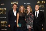 Amsterdam 1 november 2021
Premiere alles op tafel in het deLamar theater.
Linda de Mol met bpartner Jeroen Rietbergen en kinderen Noa Vahle en Julian Vahle