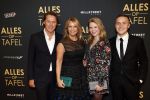 Amsterdam 1 november 2021
Premiere alles op tafel in het deLamar theater.
Linda de Mol met bpartner Jeroen Rietbergen en kinderen Noa Vahle en Julian Vahle