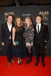 Amsterdam 1 november 2021
Premiere alles op tafel in het deLamar theater.
Linda de Mol met bpartner Jeroen Rietbergen en kinderen Noa Vahle en Julian Vahle