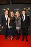 Amsterdam 1 november 2021
Premiere alles op tafel in het deLamar theater.
Linda de Mol met bpartner Jeroen Rietbergen en kinderen Noa Vahle en Julian Vahle