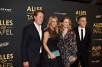 Amsterdam 1 november 2021
Premiere alles op tafel in het deLamar theater.
Linda de Mol met bpartner Jeroen Rietbergen en kinderen Noa Vahle en Julian Vahle