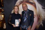 Noordwijk 28 oktober 2021
Boekrpresentatie van Erica Meiland in de winkel van Montana. Aanwezig Martien Meiland Maxime Meiland met claire en Vive. Ook Montana en haar vriend Dirk Hoogstraten zijn er natuurlijk. Erica geeft het boek dat geschreven is door Jan Dijkgraaf aan haar 92 jarige moeder.