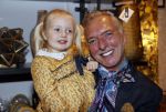 Noordwijk 28 oktober 2021
Boekrpresentatie van Erica Meiland in de winkel van Montana. Aanwezig Martien Meiland Maxime Meiland met claire en Vive. Ook Montana en haar vriend Dirk Hoogstraten zijn er natuurlijk. Erica geeft het boek dat geschreven is door Jan Dijkgraaf aan haar 92 jarige moeder. Timon Moll