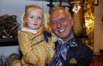 Noordwijk 28 oktober 2021
Boekrpresentatie van Erica Meiland in de winkel van Montana. Aanwezig Martien Meiland Maxime Meiland met claire en Vive. Ook Montana en haar vriend Dirk Hoogstraten zijn er natuurlijk. Erica geeft het boek dat geschreven is door Jan Dijkgraaf aan haar 92 jarige moeder. Timon Moll