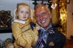 Noordwijk 28 oktober 2021
Boekrpresentatie van Erica Meiland in de winkel van Montana. Aanwezig Martien Meiland Maxime Meiland met claire en Vive. Ook Montana en haar vriend Dirk Hoogstraten zijn er natuurlijk. Erica geeft het boek dat geschreven is door Jan Dijkgraaf aan haar 92 jarige moeder. Timon Moll