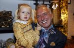 Noordwijk 28 oktober 2021
Boekrpresentatie van Erica Meiland in de winkel van Montana. Aanwezig Martien Meiland Maxime Meiland met claire en Vive. Ook Montana en haar vriend Dirk Hoogstraten zijn er natuurlijk. Erica geeft het boek dat geschreven is door Jan Dijkgraaf aan haar 92 jarige moeder. Timon Moll