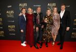 Amsterdam 1 november 2021
Premiere alles op tafel in het deLamar theater.
Familie Meiland Martien Meiland Erica meiland Maxime Meiland met partner Leroy en Montana Meiland met partner Dirk