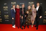 Amsterdam 1 november 2021
Premiere alles op tafel in het deLamar theater.
Familie Meiland Martien Meiland Erica meiland Maxime Meiland met partner Leroy en Montana Meiland met partner Dirk
