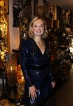 Noordwijk 28 oktober 2021
Boekrpresentatie van Erica Meiland in de winkel van Montana. Aanwezig Martien Meiland Maxime Meiland met claire en Vive. Ook Montana en haar vriend Dirk Hoogstraten zijn er natuurlijk. Erica geeft het boek dat geschreven is door Jan Dijkgraaf aan haar 92 jarige moeder. Timon Moll