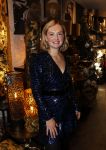 Noordwijk 28 oktober 2021
Boekrpresentatie van Erica Meiland in de winkel van Montana. Aanwezig Martien Meiland Maxime Meiland met claire en Vive. Ook Montana en haar vriend Dirk Hoogstraten zijn er natuurlijk. Erica geeft het boek dat geschreven is door Jan Dijkgraaf aan haar 92 jarige moeder.