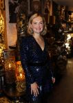 Noordwijk 28 oktober 2021
Boekrpresentatie van Erica Meiland in de winkel van Montana. Aanwezig Martien Meiland Maxime Meiland met claire en Vive. Ook Montana en haar vriend Dirk Hoogstraten zijn er natuurlijk. Erica geeft het boek dat geschreven is door Jan Dijkgraaf aan haar 92 jarige moeder.