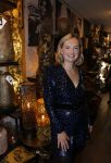 Noordwijk 28 oktober 2021
Boekrpresentatie van Erica Meiland in de winkel van Montana. Aanwezig Martien Meiland Maxime Meiland met claire en Vive. Ook Montana en haar vriend Dirk Hoogstraten zijn er natuurlijk. Erica geeft het boek dat geschreven is door Jan Dijkgraaf aan haar 92 jarige moeder. Timon Moll