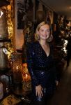 Noordwijk 28 oktober 2021
Boekrpresentatie van Erica Meiland in de winkel van Montana. Aanwezig Martien Meiland Maxime Meiland met claire en Vive. Ook Montana en haar vriend Dirk Hoogstraten zijn er natuurlijk. Erica geeft het boek dat geschreven is door Jan Dijkgraaf aan haar 92 jarige moeder. Timon Moll