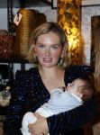 Noordwijk 28 oktober 2021
Boekrpresentatie van Erica Meiland in de winkel van Montana. Aanwezig Martien Meiland Maxime Meiland met claire en Vive. Ook Montana en haar vriend Dirk Hoogstraten zijn er natuurlijk. Erica geeft het boek dat geschreven is door Jan Dijkgraaf aan haar 92 jarige moeder.