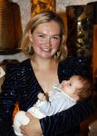 Noordwijk 28 oktober 2021
Boekrpresentatie van Erica Meiland in de winkel van Montana. Aanwezig Martien Meiland Maxime Meiland met claire en Vive. Ook Montana en haar vriend Dirk Hoogstraten zijn er natuurlijk. Erica geeft het boek dat geschreven is door Jan Dijkgraaf aan haar 92 jarige moeder. Timon Moll