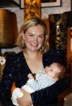 Noordwijk 28 oktober 2021
Boekrpresentatie van Erica Meiland in de winkel van Montana. Aanwezig Martien Meiland Maxime Meiland met claire en Vive. Ook Montana en haar vriend Dirk Hoogstraten zijn er natuurlijk. Erica geeft het boek dat geschreven is door Jan Dijkgraaf aan haar 92 jarige moeder. Timon Moll
