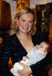 Noordwijk 28 oktober 2021
Boekrpresentatie van Erica Meiland in de winkel van Montana. Aanwezig Martien Meiland Maxime Meiland met claire en Vive. Ook Montana en haar vriend Dirk Hoogstraten zijn er natuurlijk. Erica geeft het boek dat geschreven is door Jan Dijkgraaf aan haar 92 jarige moeder. Timon Moll