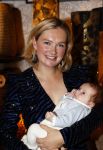 Noordwijk 28 oktober 2021
Boekrpresentatie van Erica Meiland in de winkel van Montana. Aanwezig Martien Meiland Maxime Meiland met claire en Vive. Ook Montana en haar vriend Dirk Hoogstraten zijn er natuurlijk. Erica geeft het boek dat geschreven is door Jan Dijkgraaf aan haar 92 jarige moeder. Timon Moll