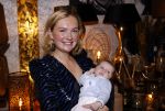 Noordwijk 28 oktober 2021
Boekrpresentatie van Erica Meiland in de winkel van Montana. Aanwezig Martien Meiland Maxime Meiland met claire en Vive. Ook Montana en haar vriend Dirk Hoogstraten zijn er natuurlijk. Erica geeft het boek dat geschreven is door Jan Dijkgraaf aan haar 92 jarige moeder.