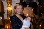Noordwijk 28 oktober 2021
Boekrpresentatie van Erica Meiland in de winkel van Montana. Aanwezig Martien Meiland Maxime Meiland met claire en Vive. Ook Montana en haar vriend Dirk Hoogstraten zijn er natuurlijk. Erica geeft het boek dat geschreven is door Jan Dijkgraaf aan haar 92 jarige moeder. Timon Moll
