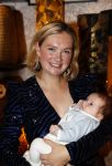 Noordwijk 28 oktober 2021
Boekrpresentatie van Erica Meiland in de winkel van Montana. Aanwezig Martien Meiland Maxime Meiland met claire en Vive. Ook Montana en haar vriend Dirk Hoogstraten zijn er natuurlijk. Erica geeft het boek dat geschreven is door Jan Dijkgraaf aan haar 92 jarige moeder. Timon Moll