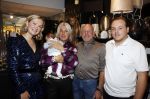 Noordwijk 28 oktober 2021
Boekrpresentatie van Erica Meiland in de winkel van Montana. Aanwezig Martien Meiland Maxime Meiland met claire en Vive. Ook Montana en haar vriend Dirk Hoogstraten zijn er natuurlijk. Erica geeft het boek dat geschreven is door Jan Dijkgraaf aan haar 92 jarige moeder. Maxime met haar schoonouders