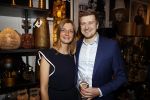 Noordwijk 28 oktober 2021
Boekrpresentatie van Erica Meiland in de winkel van Montana. Aanwezig Martien Meiland Maxime Meiland met claire en Vive. Ook Montana en haar vriend Dirk Hoogstraten zijn er natuurlijk. Erica geeft het boek dat geschreven is door Jan Dijkgraaf aan haar 92 jarige moeder. Montana en Dirk