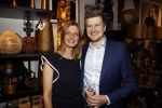 Noordwijk 28 oktober 2021
Boekrpresentatie van Erica Meiland in de winkel van Montana. Aanwezig Martien Meiland Maxime Meiland met claire en Vive. Ook Montana en haar vriend Dirk Hoogstraten zijn er natuurlijk. Erica geeft het boek dat geschreven is door Jan Dijkgraaf aan haar 92 jarige moeder. Montana en Dirk