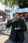 Abcoude 29 oktober 2021
Najib Amhali eet visje bij de visboer in Abcoude