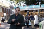 Abcoude 29 oktober 2021
Najib Amhali eet visje bij de visboer in Abcoude