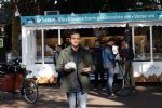 Abcoude 29 oktober 2021
Najib Amhali eet visje bij de visboer in Abcoude