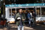 Abcoude 29 oktober 2021
Najib Amhali eet visje bij de visboer in Abcoude