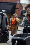 Amsterdam 27 oktober 2021
Nikkie Plessen in een oranje Joggimg pak op de cornelis schuytstraat.