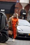 Amsterdam 27 oktober 2021
Nikkie Plessen in een oranje Joggimg pak op de cornelis schuytstraat.