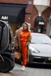 Amsterdam 27 oktober 2021
Nikkie Plessen in een oranje Joggimg pak op de cornelis schuytstraat.