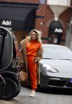 Amsterdam 27 oktober 2021
Nikkie Plessen in een oranje Joggimg pak op de cornelis schuytstraat.