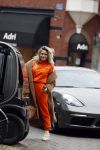 Amsterdam 27 oktober 2021
Nikkie Plessen in een oranje Joggimg pak op de cornelis schuytstraat.