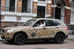 Amsterdam 16 november 2021]
Patty Brard in haar tijger print gewrapte auto