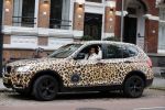 Amsterdam 16 november 2021]
Patty Brard in haar tijger print gewrapte auto