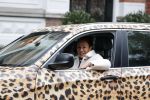 Amsterdam 16 november 2021]
Patty Brard in haar tijger print gewrapte auto