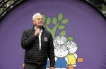 Alphen aan de Rijn 10 november 2021
Prinses Irene opent de Nationale Boomfeestdag. Samen met haar zoon prins Carlos, haar dochter prinses Margarita, schoondochter Viktoria en kleinkinderen plantte ze een Levensboom (een populier) in haar eigen Prinses IreneBos. Sterre Koning trad op . Peter Derksen